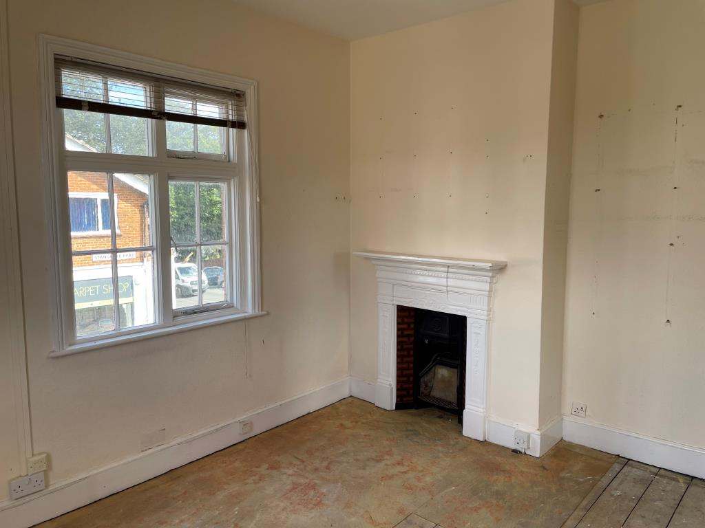 Lot: 140 - COMMERCIAL PROPERTY WITH PLANNING CONSENT FOR CONVERSION TO FLATS - Picture of room on first floor